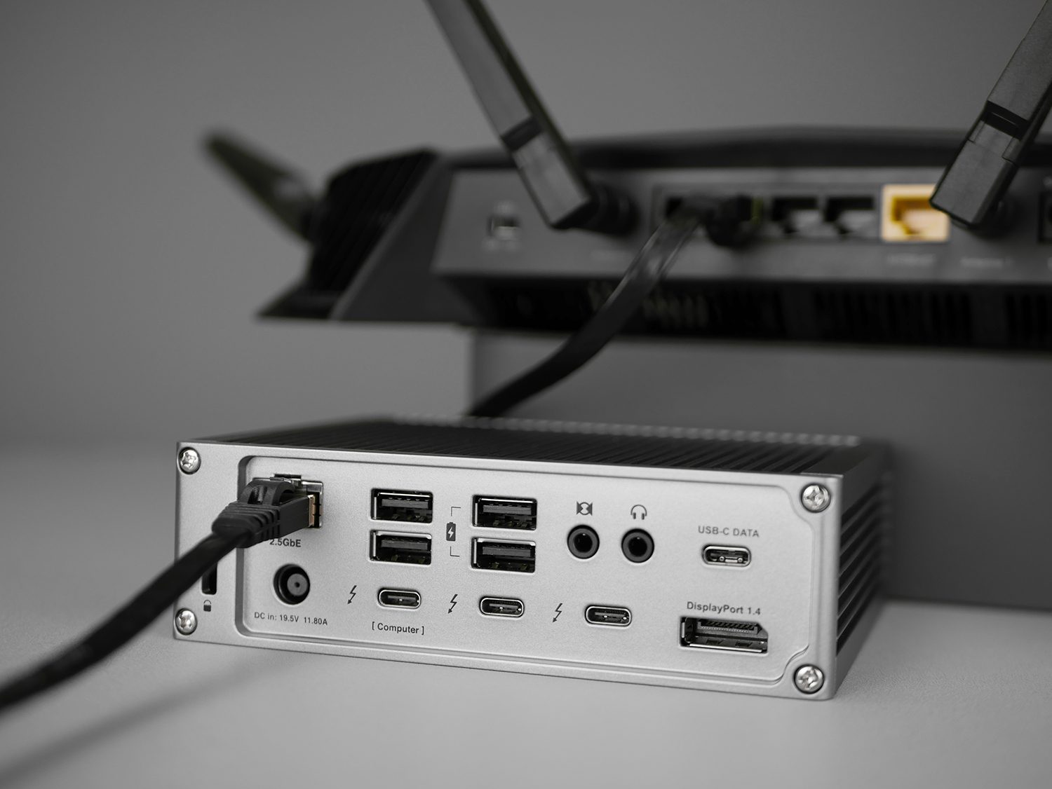 TS4 뒷면. 아랫줄에 번개 표시가 붙은 포트가 셋, 윗줄 오른쪽 끝에 USB-C DATA가 하나 있다