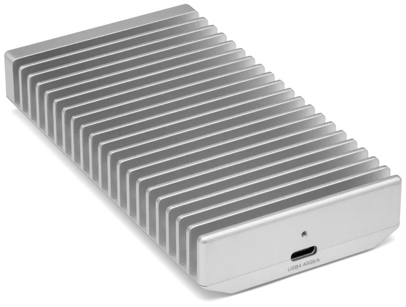 후면에 “USB4 40Gb/s”라고 적혀 있다. 그런데 10Gb/s로 붙어 있었다